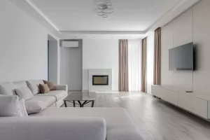 Białe plamy na betonie architektonicznym